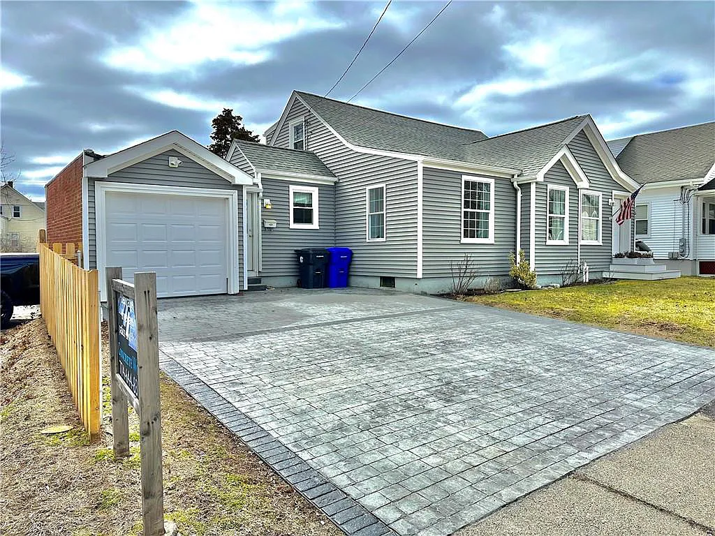 151 Market St, Warren, RI 02885